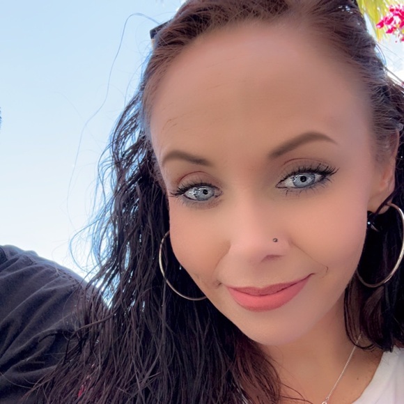 Profile Picture of Brook Hovland (@blhovland760) on Poshmark