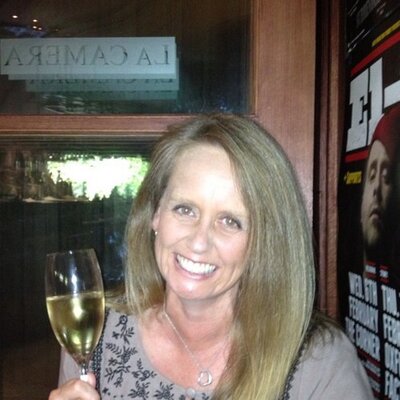 Profile Picture of Julie Murphy (@jules2707) on Twitter