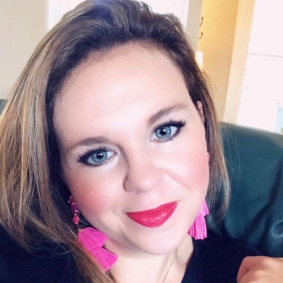 Lauren Larowe - Poshmark Profile Picture of Lauren Larowe (@designgirl333) on Poshmark