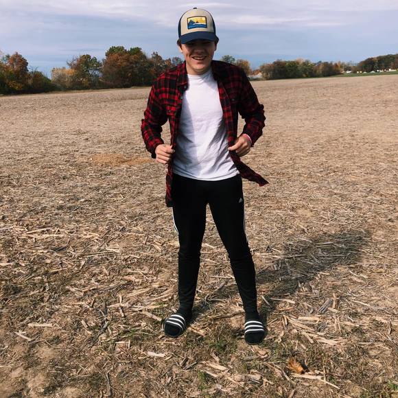 Profile Picture of Kellan Viers (@kellanviers) on Poshmark