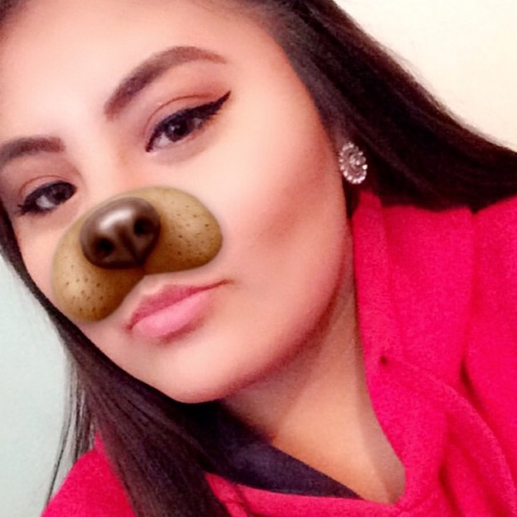 Profile Picture of Tennile Largo (@nelly231) on Poshmark