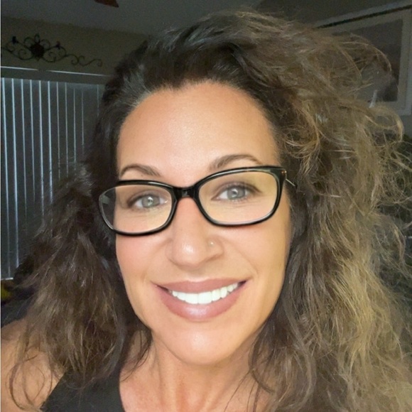 Profile Picture of Stacie Salamone hughes (@sdavis16444) on Poshmark