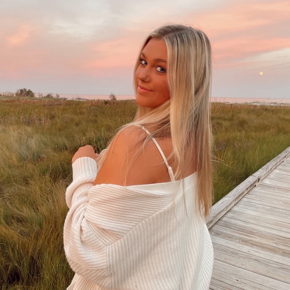 Profile Picture of Francesca Larson (@francescalarson) on Poshmark