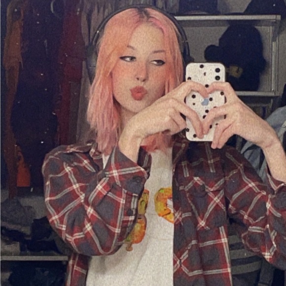 Profile Picture of Victoria Charnon (@albpv) on Poshmark