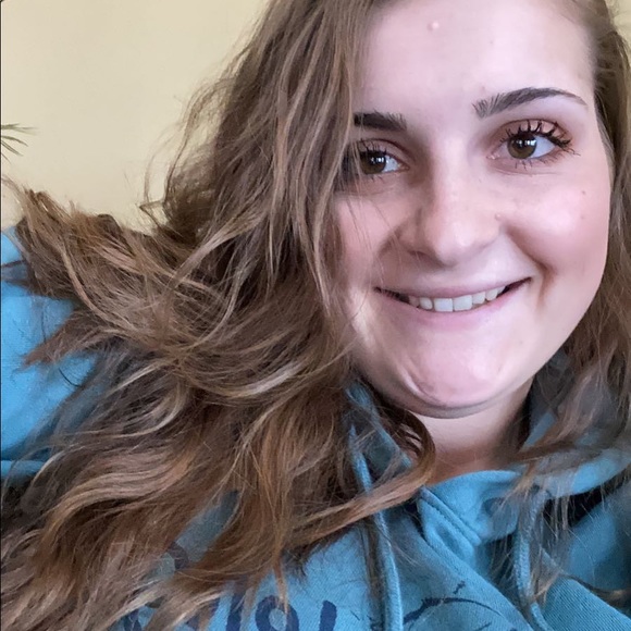 Profile Picture of Kelly Ziegler (@kell3398) on Poshmark