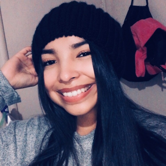 Profile Picture of Jasmine Ferrer (@jasminemferrer) on Poshmark