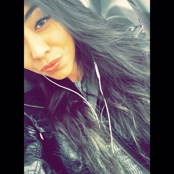 Profile Picture of Itzel Hernandez (@izzzzzzzzy) on Poshmark