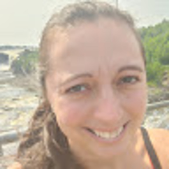 Profile Picture of Caroline Nadeau (@carolinenade702) on Poshmark
