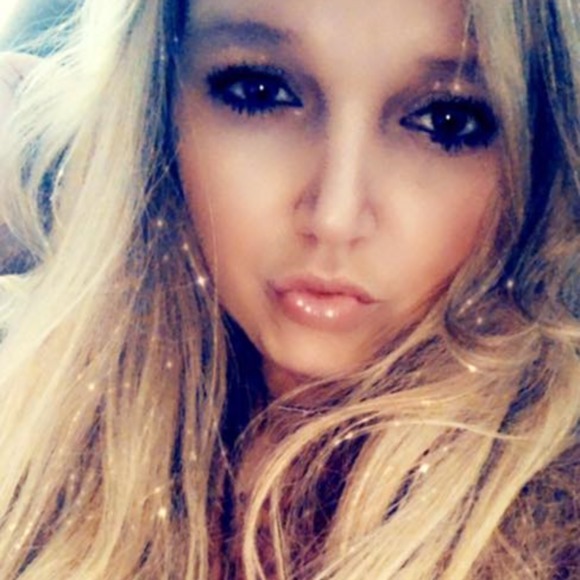 Profile Picture of Mandy Lundgren (@mandy_xox) on Poshmark