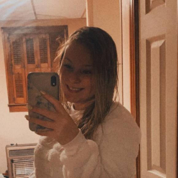 Profile Picture of Trinity Lee (@ttllww) on Poshmark