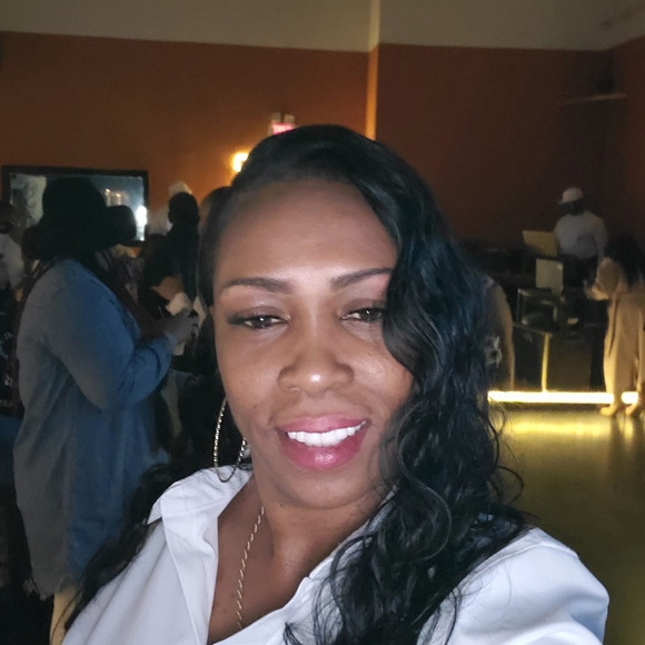 Profile Picture of Monica Theus (@msmonica323) on Poshmark