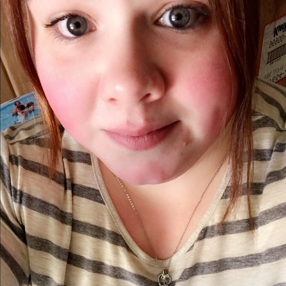 Profile Picture of Alyssa James (@jamesa83) on Poshmark