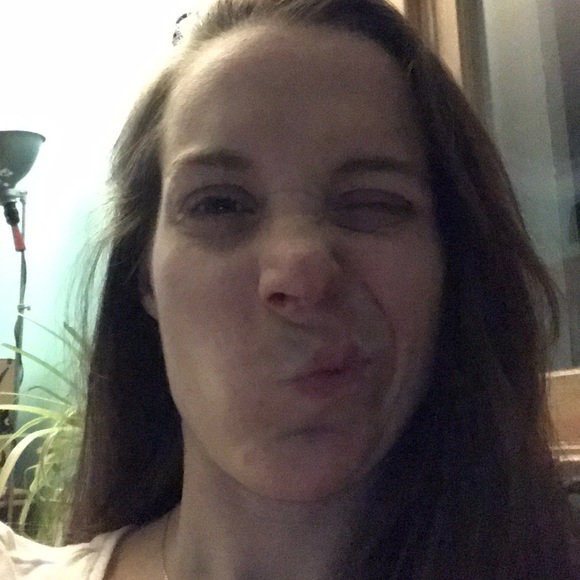 Profile Picture of Cassandre L-gagnon (@clerouxgagnon) on Poshmark