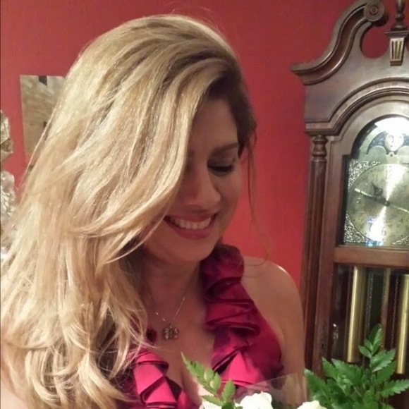 Profile Picture of Lizette Novas (@liznovas) on Poshmark