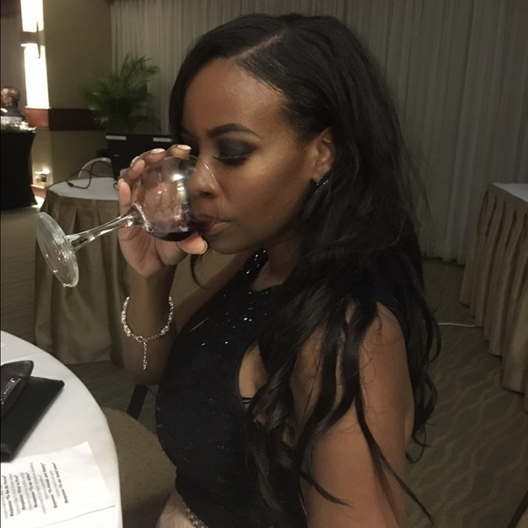 Profile Picture of Shawnelle F (@shawnelleb) on Poshmark