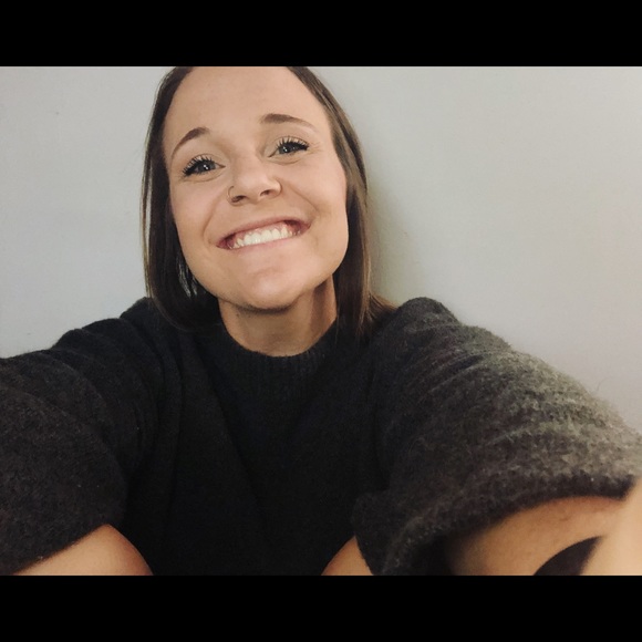 Profile Picture of Colleen Guetherman (@colleengueth) on Poshmark