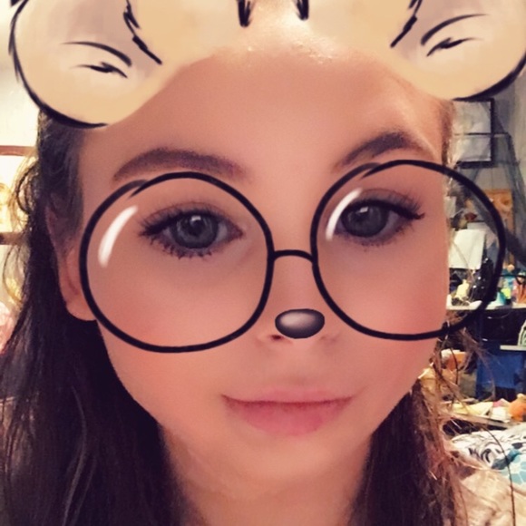 Profile Picture of Nikki Feltes (@chargingflower) on Poshmark