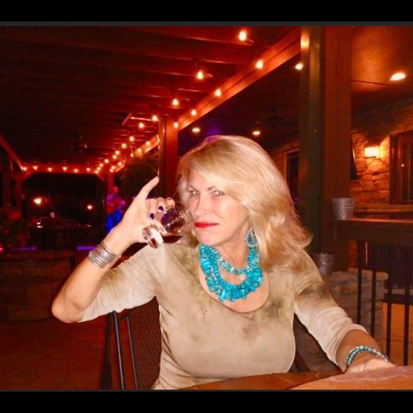 Profile Picture of Laura Realsom (@waterlilly292) on Poshmark