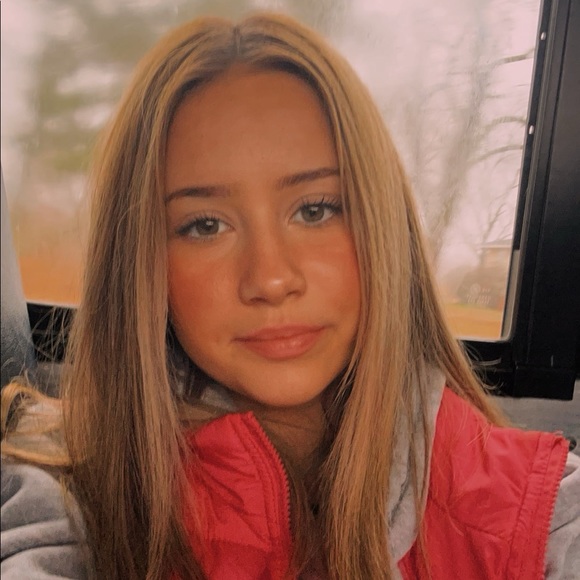 Profile Picture of Alivia Shevchuk (@alivia_shevchuk) on Poshmark