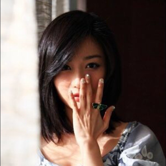 Profile Picture of Zoe Wong (@oonaking) on Poshmark