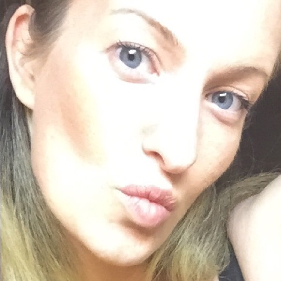 Profile Picture of Morgan Beckwith (@mommyofcollnliv) on Poshmark