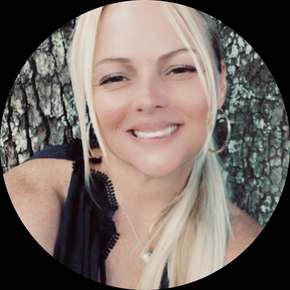 Profile Picture of Stephanie Keaton (@miadoodles) on Poshmark