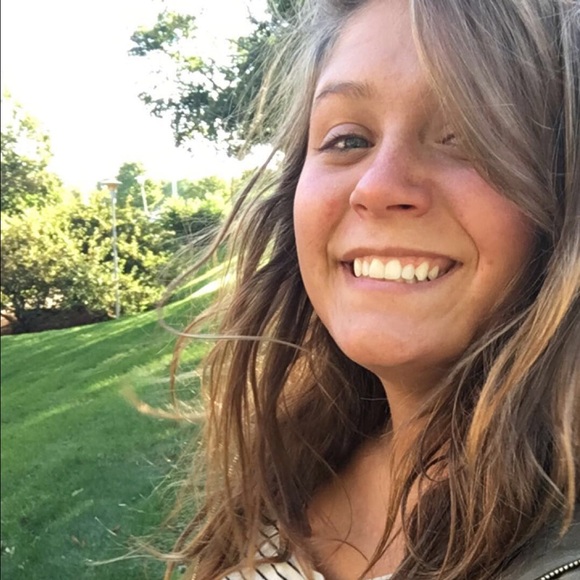 Profile Picture of Alyona Strohbehn (@alystroh) on Poshmark