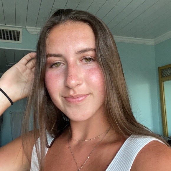 Profile Picture of Julia Raybold (@juliaraybold) on Poshmark