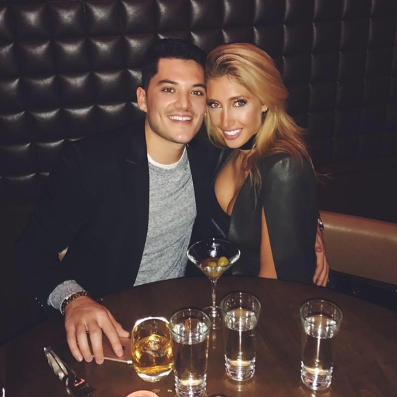 Profile Picture of Zach Laurens (@zlaurens) on Poshmark