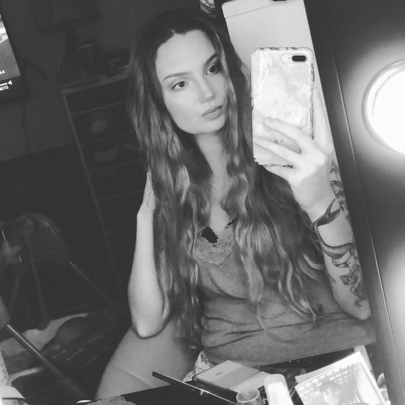 Profile Picture of Kristen Dickson (@lonemisswolf) on Poshmark