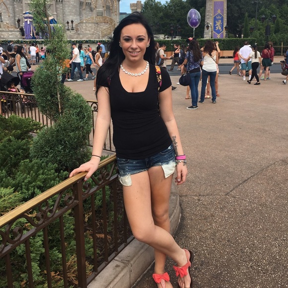 Profile Picture of Karen Stoecklein (@karr3) on Poshmark