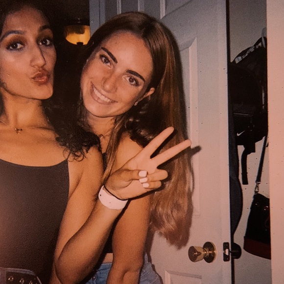 Profile Picture of Olivia Lockhart (@olivialock4) on Poshmark