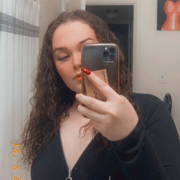 Profile Picture of Ivy Graham (@ivyvg) on Poshmark