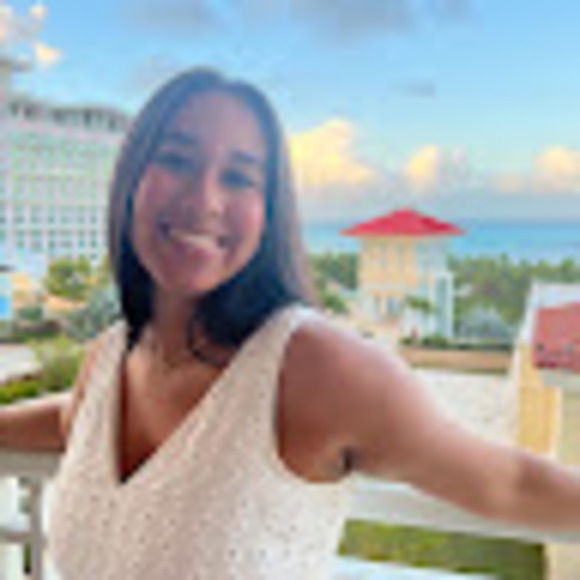 Profile Picture of Lara Weissmann (@laraweissmann) on Poshmark