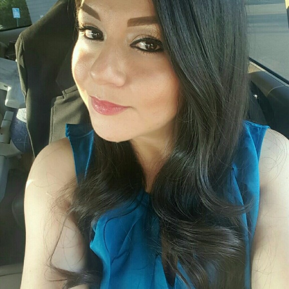 Profile Picture of Elizabeth Salas (@lizs02) on Poshmark