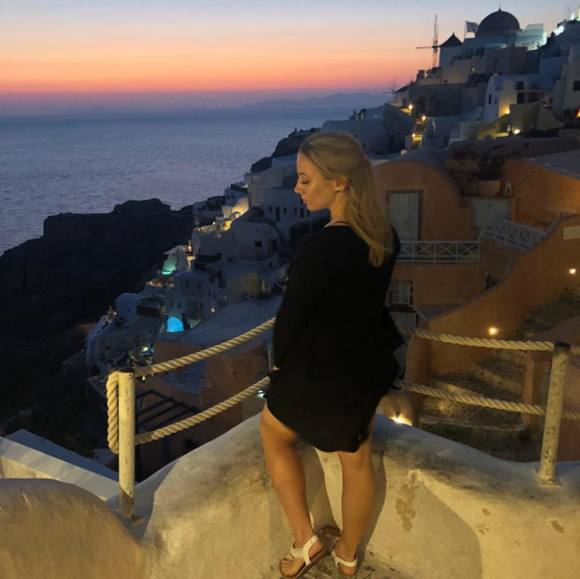 Profile Picture of Hannah Davies (@hannah3l1zab3th) on Poshmark