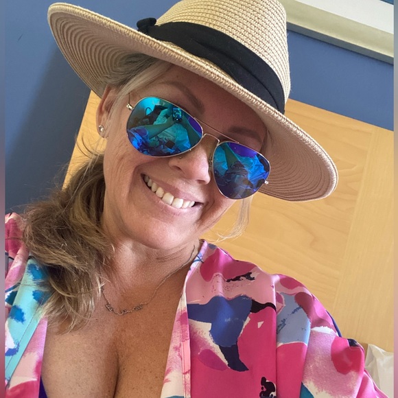 Profile Picture of Starr Ohal (@starrohal) on Poshmark