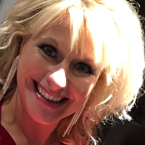 Profile Picture of Heather Hagemann (@sassychicfinds) on Poshmark