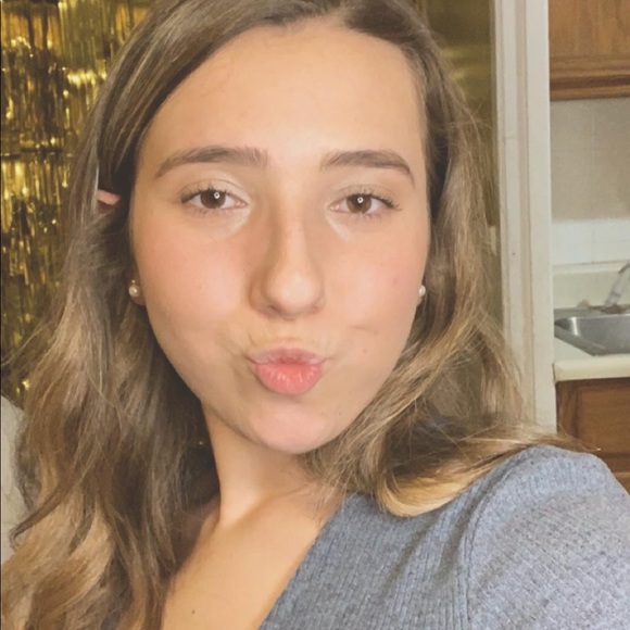 Angel Handshey - Poshmark Profile Picture of Angel Handshey (@angelhandshey) on Poshmark