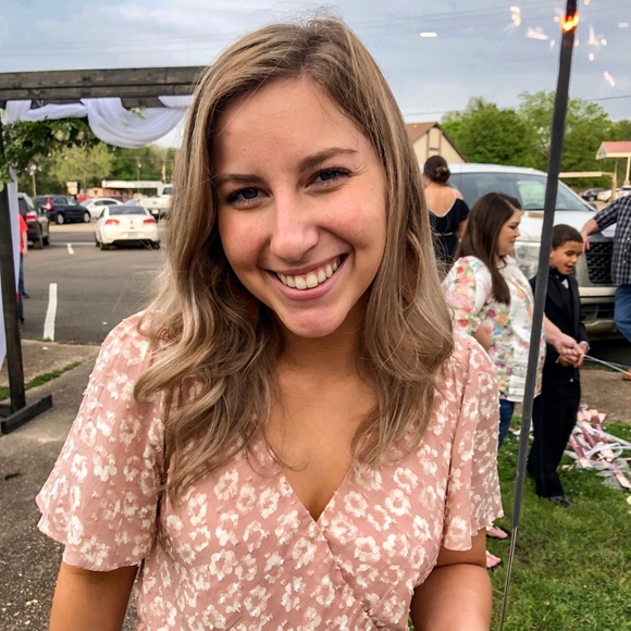 Chloe Wolleson - Poshmark Profile Picture of Chloe Wolleson (@chloewolleson) on Poshmark