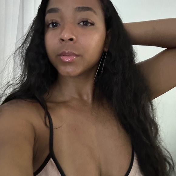 Profile Photo of Brittney Jones (@brittneyjone949) on Poshmark