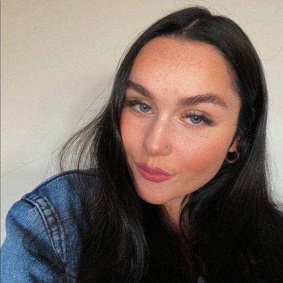 Profile Picture of Arianna Marsall (@ariannamarsall) on Poshmark