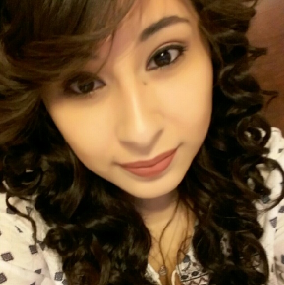 Profile Picture of Victoria Alvez (@victoriaalvez20) on Poshmark