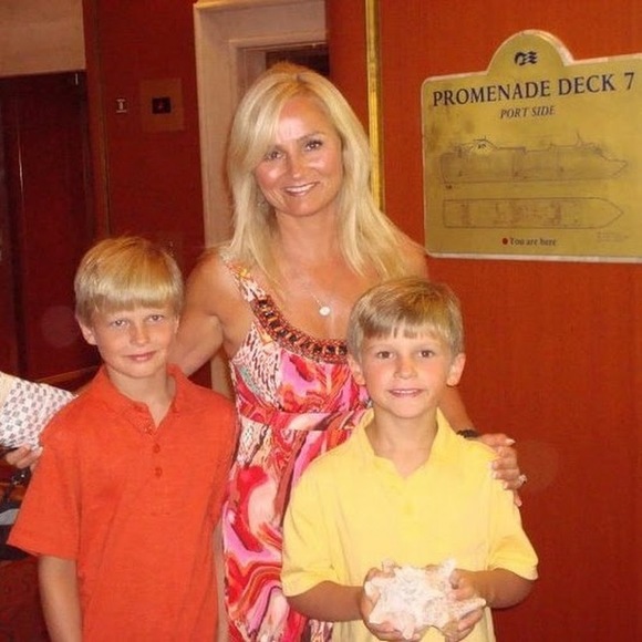 Profile Picture of Loreen Scott (@konagirlscloset) on Poshmark