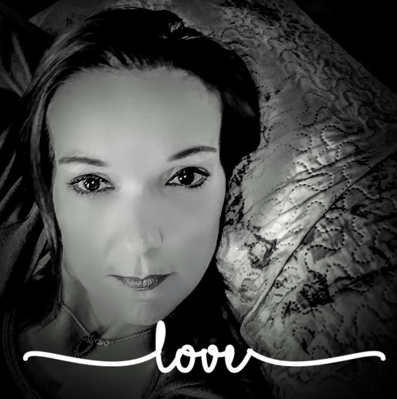 Profile Picture of April Loyd (@aprilloyd) on Poshmark