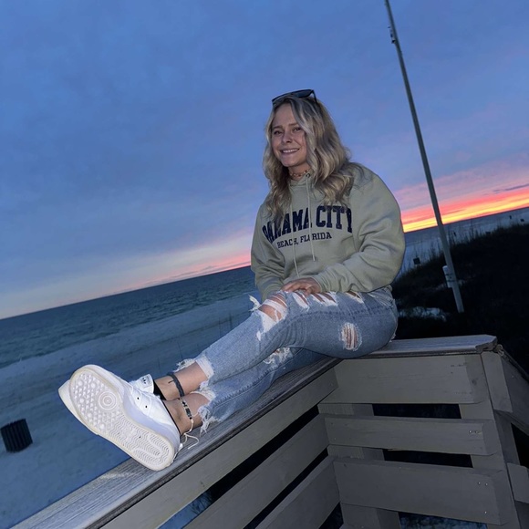 Profile Picture of Taylor Weinberger (@taylorweinberge) on Poshmark