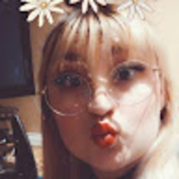 Profile Picture of Stephanie Craig (@stephkneesea) on Poshmark