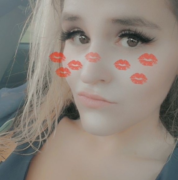 Profile Picture of Carly Miles (@carlymonique530) on Poshmark