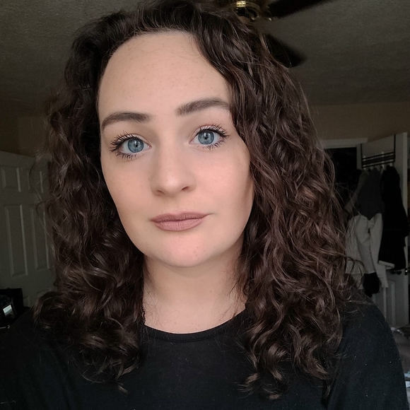 Profile Picture of Laura Tesney (@ltesney) on Poshmark