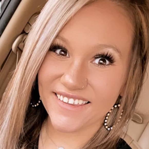 Profile Picture of Alexis Cundiff (@uhlexus313) on Poshmark